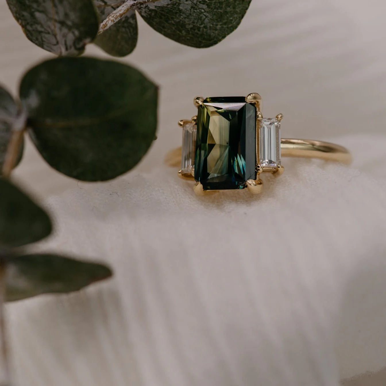 2.69ct Three Stone of Sapphire & Diamond - Image 6